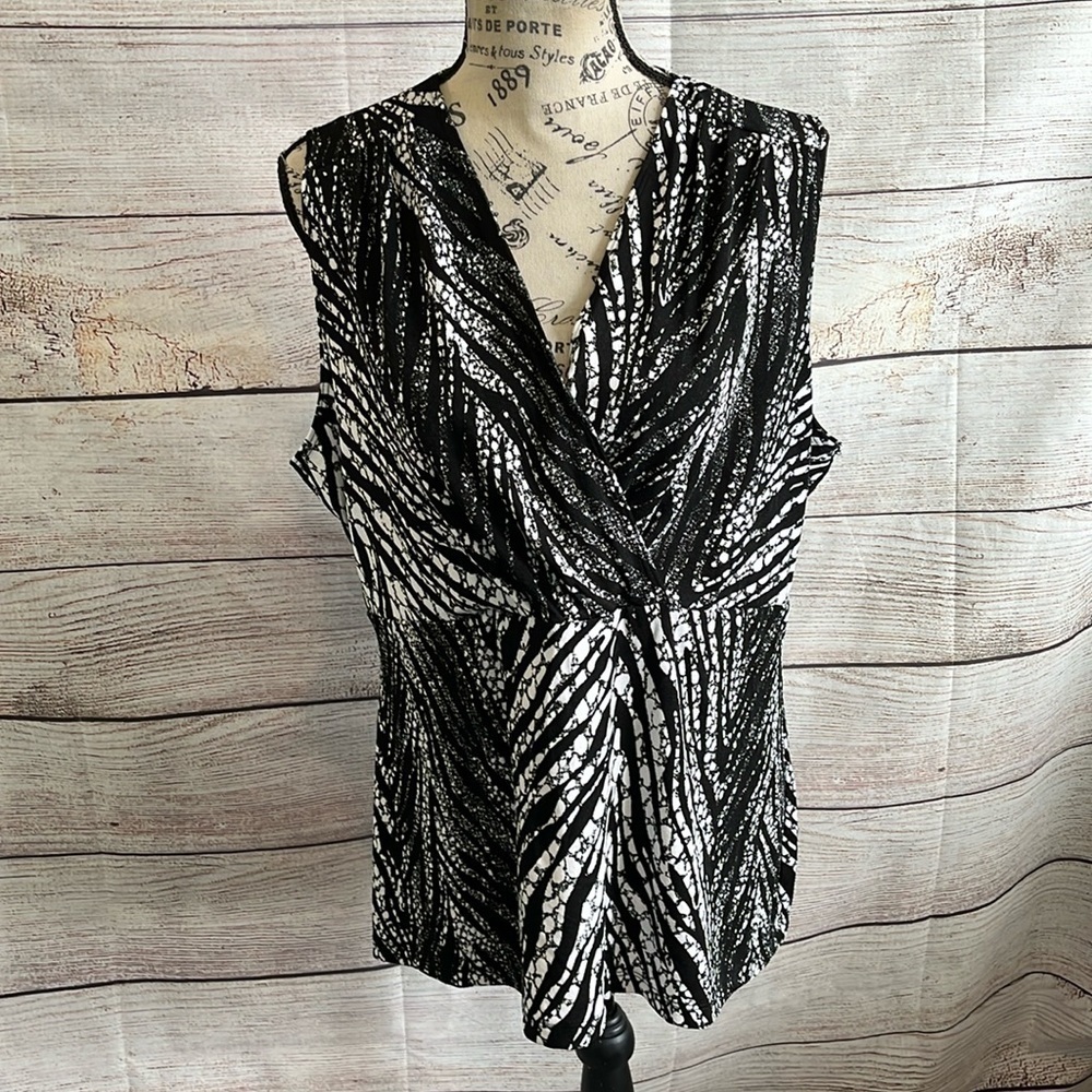 Chico’s Sleeveless Top Faux Wrap Chicos 3 XL V-neck Black & White